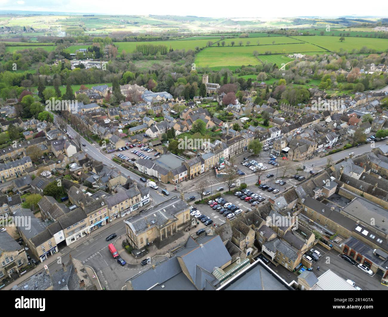 Das Stadtzentrum von Chipping Norton Oxfordshire, Großbritannien, Dröhnen aus der Vogelperspektive Stockfoto