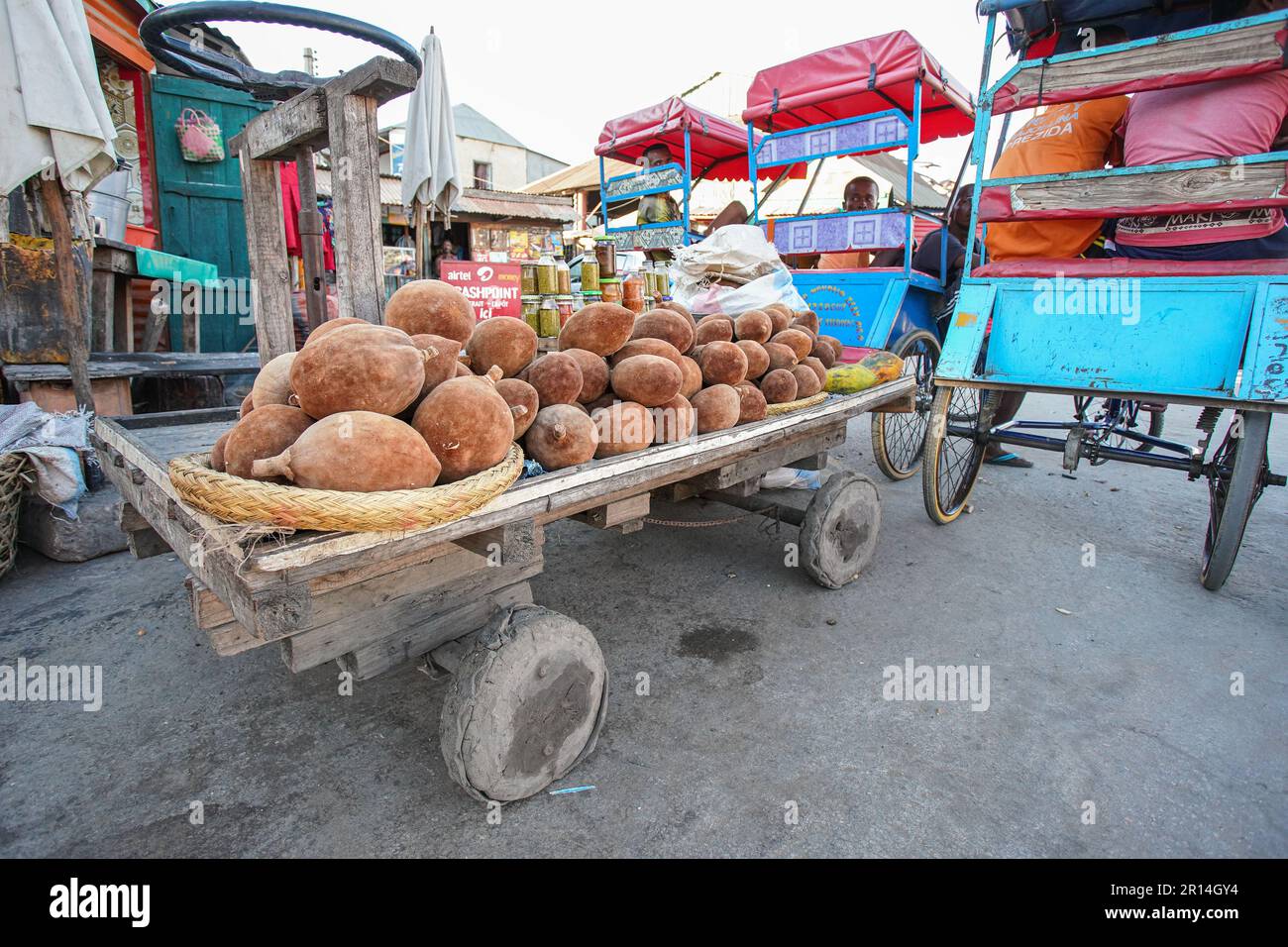 Toliara, Madagaskar - 01. Mai 2019: Hellbraune Baobab-Früchte auf dem Straßenmarkt, Haufen auf einem einfachen Holzwagen, Nahaufnahme, Fahrrad Stockfoto