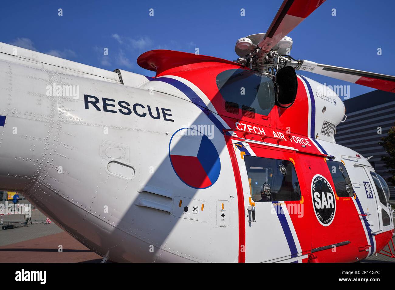 Brünn, Tschechien - 08. Oktober 2021: Rot-weißer Such- und Rettungshubschrauber Sokol W-3A mit tschechischer Rundfahne. Nahaufnahme - Präsentation Stockfoto