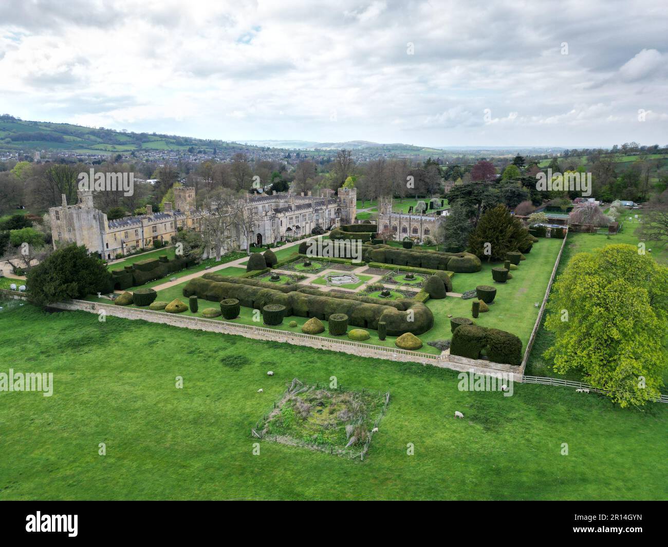 Sudleley Castle Cotswold's Gloucestershire, UK Aerial im Frühling Stockfoto