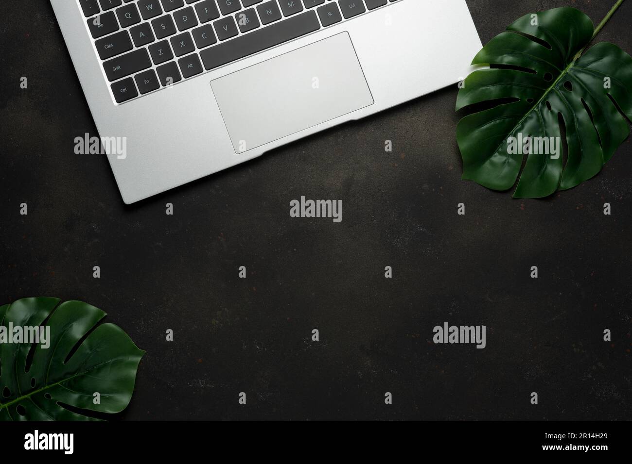Draufsicht des Laptops auf schwarzem Hintergrund. Flach liegender Schreibtisch mit Blick von oben. Stockfoto