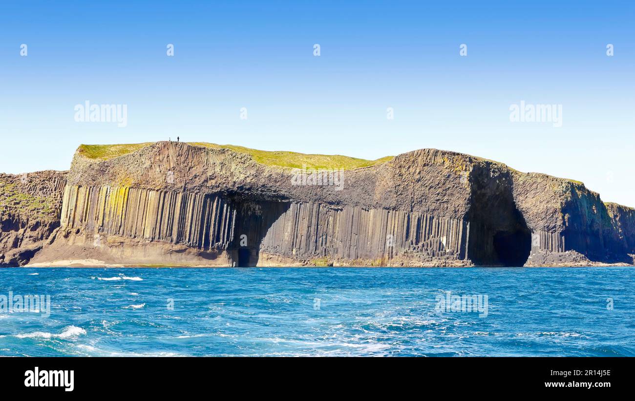Touristen auf der berühmten Insel Staffa, bestehend aus dunklen sechseckigen Basaltsäulen, inneren Hebriden, Schottland. Stockfoto
