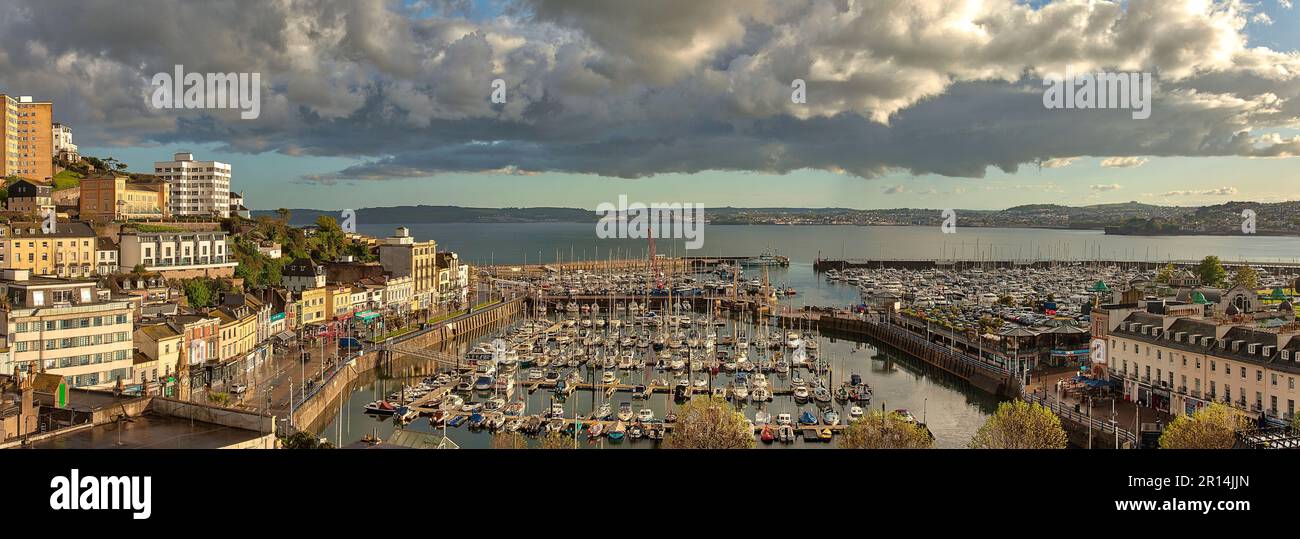 GB - DEVON: Dramatisches HDR-Panorama des Hafens und der Stadt Torquay mit Tor Bay im Hintergrund von Edmund Nagele FRPS Stockfoto