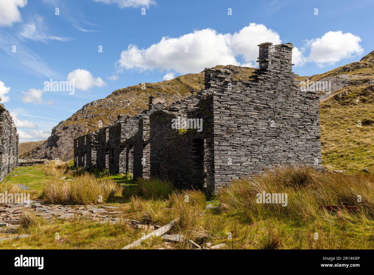 Verfallene Gebäude stehen auf dem jetzt stillgelegten Gelände des ehemaligen Rhosydd Slate Quarry. Parc Cenedlaethol Eryri/Snowdonia National Park Stockfoto