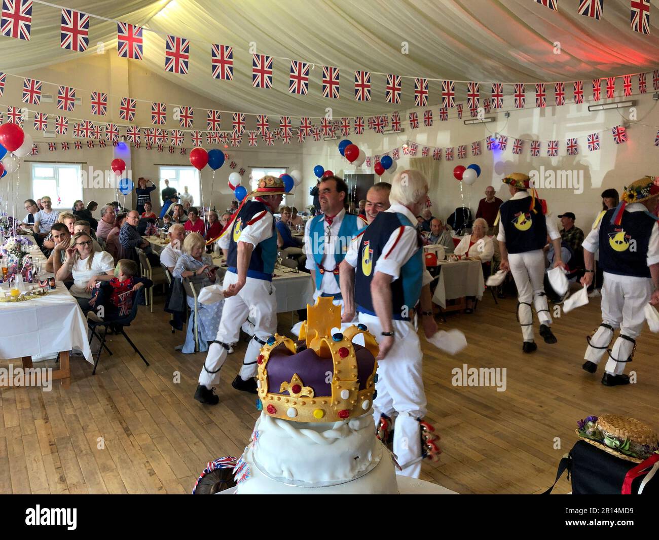 Die Kronjuwelen und die königliche Krönungsdörfsparty, das Sahnehäubchen auf dem Kuchen! England, Vereinigtes Königreich Stockfoto