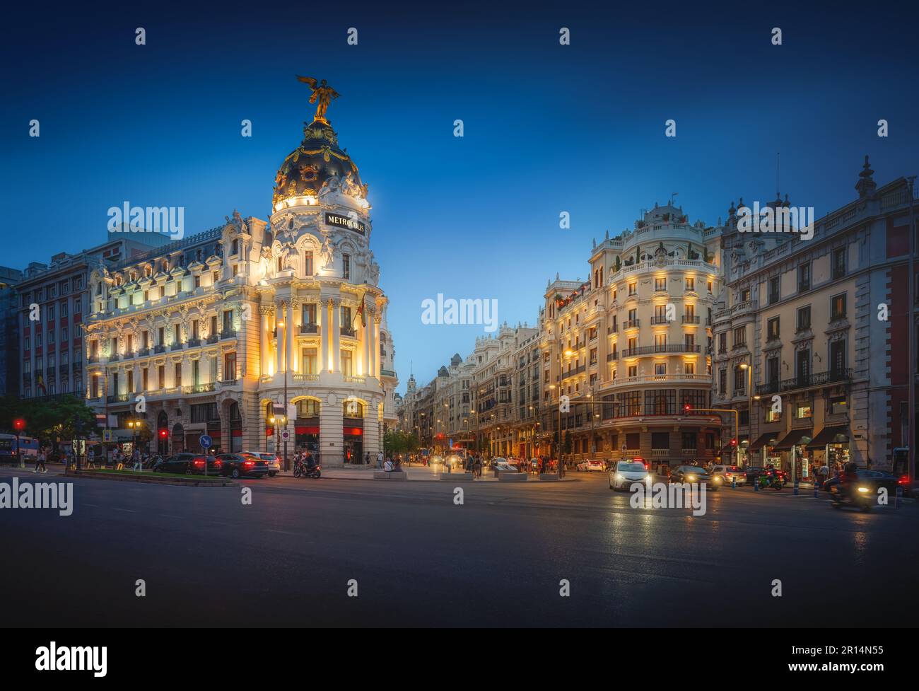 Calle de Alcala und Gran Via bei Nacht mit Edificio Metropolis Gebäude - Madrid, Spanien Stockfoto