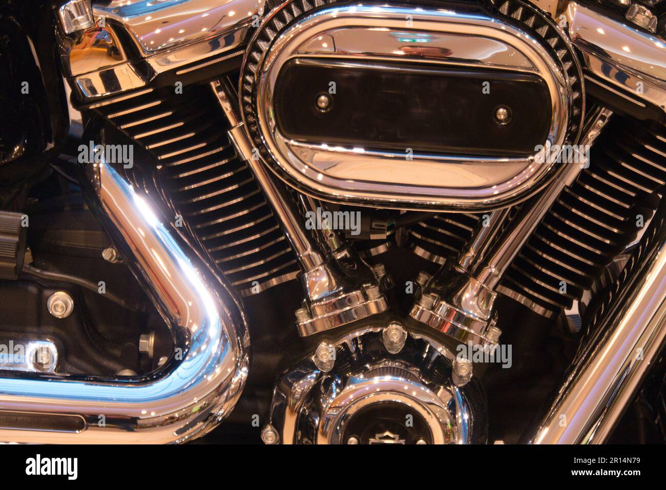Nahaufnahme eines Harley-Davidson-Motors in Scheinwerfern Stockfoto