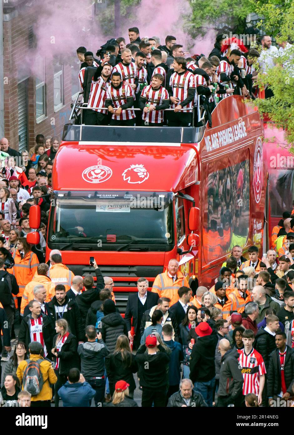 Spieler von Sheffield United auf einer offenen Busparade von Bramall Lane zum Rathaus von Sheffield. Sheffield United erhielt die Beförderung zurück in die Premier League, nachdem er den zweiten Platz am Sky Bet Championship-Tisch belegt hatte. Foto: Donnerstag, 11. Mai 2023. Stockfoto