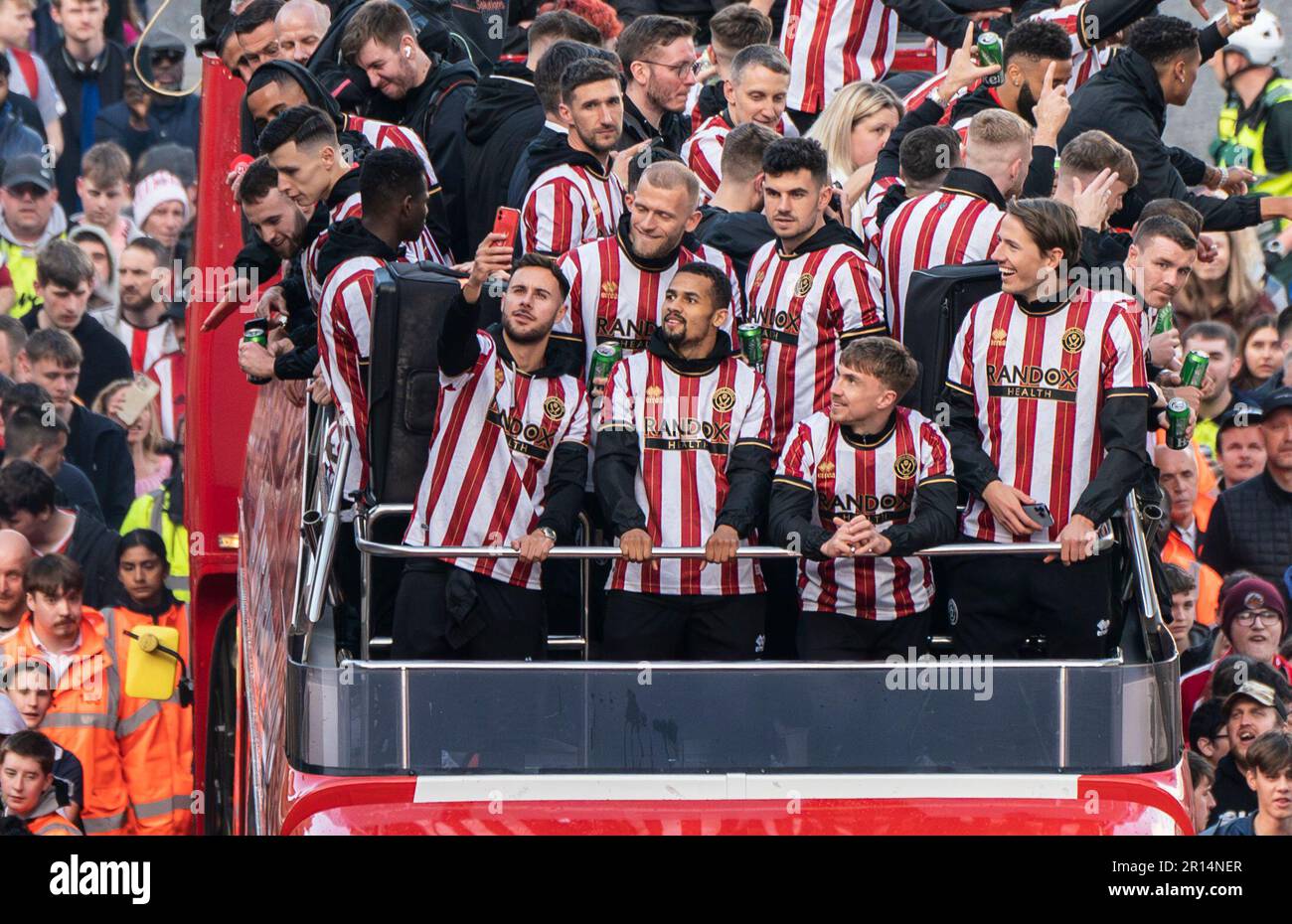 Spieler von Sheffield United auf einer offenen Busparade von Bramall Lane zum Rathaus von Sheffield. Sheffield United erhielt die Beförderung zurück in die Premier League, nachdem er den zweiten Platz am Sky Bet Championship-Tisch belegt hatte. Foto: Donnerstag, 11. Mai 2023. Stockfoto