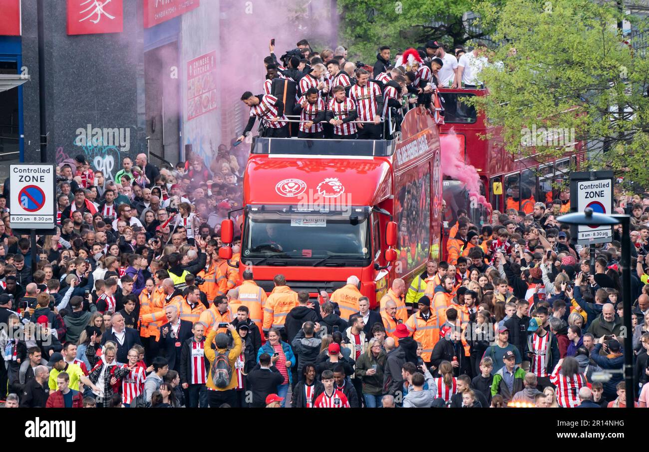 Spieler von Sheffield United auf einer offenen Busparade von Bramall Lane zum Rathaus von Sheffield. Sheffield United erhielt die Beförderung zurück in die Premier League, nachdem er den zweiten Platz am Sky Bet Championship-Tisch belegt hatte. Foto: Donnerstag, 11. Mai 2023. Stockfoto