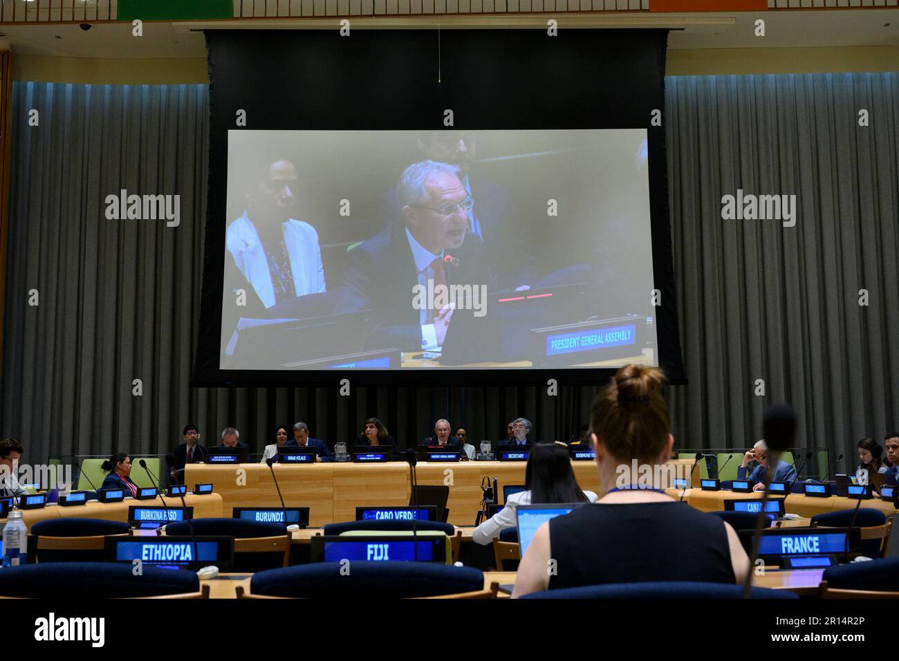 (230511) -- VEREINTE NATIONEN, 11. Mai 2023 (Xinhua) -- UN-Generalversammlung-Präsident Csaba Korosi (am Tisch und auf dem Bildschirm) spricht auf einer hochrangigen Tagung der Generalversammlung über Länder mit mittlerem Einkommen am UN-Hauptquartier in New York am 11. Mai 2023. Der Präsident der UN-Generalversammlung Csaba Korosi forderte am Donnerstag Schuldenerleichterungen sowie einen gerechten Zugang zu neuen Technologien für Länder mit mittlerem Einkommen. (Loey Felipe/UN Foto/Handout über Xinhua) Stockfoto