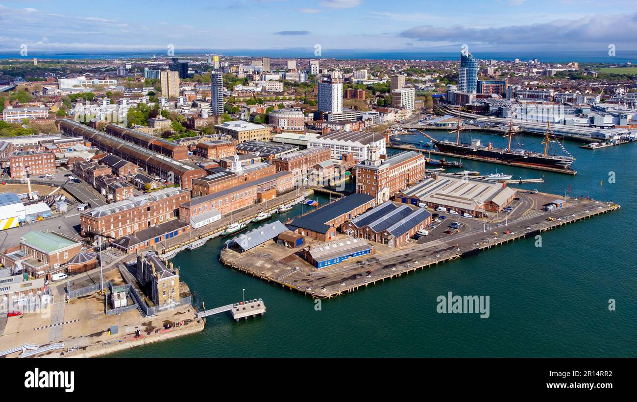 Blick aus der Vogelperspektive auf Portsmouth Historic Dockyard und das antike Kriegsschiff HMS Warrior der Royal Navy an der Küste des Ärmelkanals im Süden Englands, Uni Stockfoto