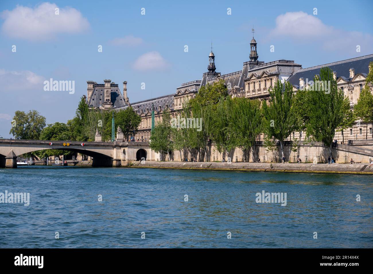 Blick über die seine und den Louvre Stockfoto