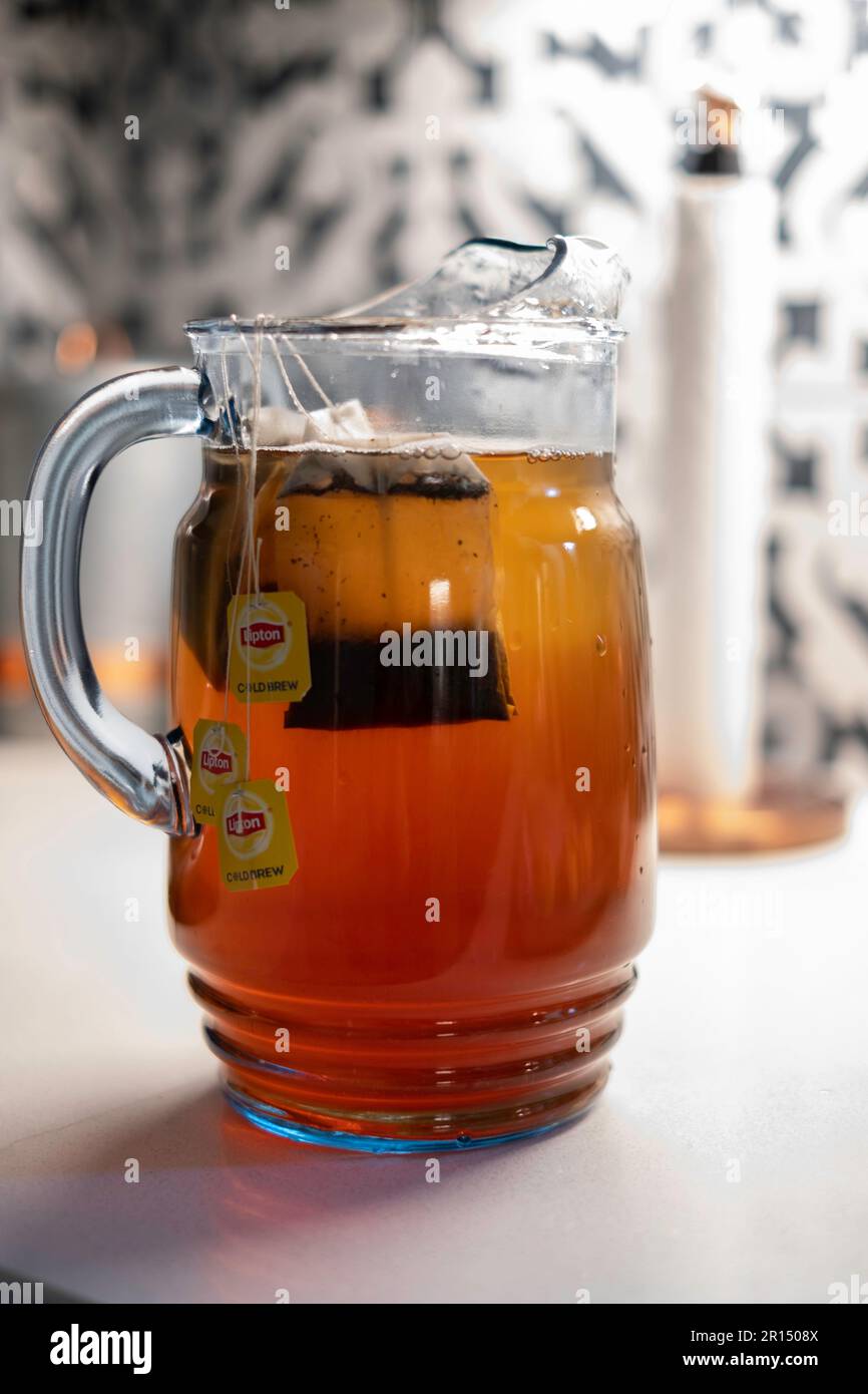 Glaskrug mit Liptons „Cold Brew“-Teebeuteln in Familiengröße, die Tee in kaltem Wasser zubereiten. USA Stockfoto