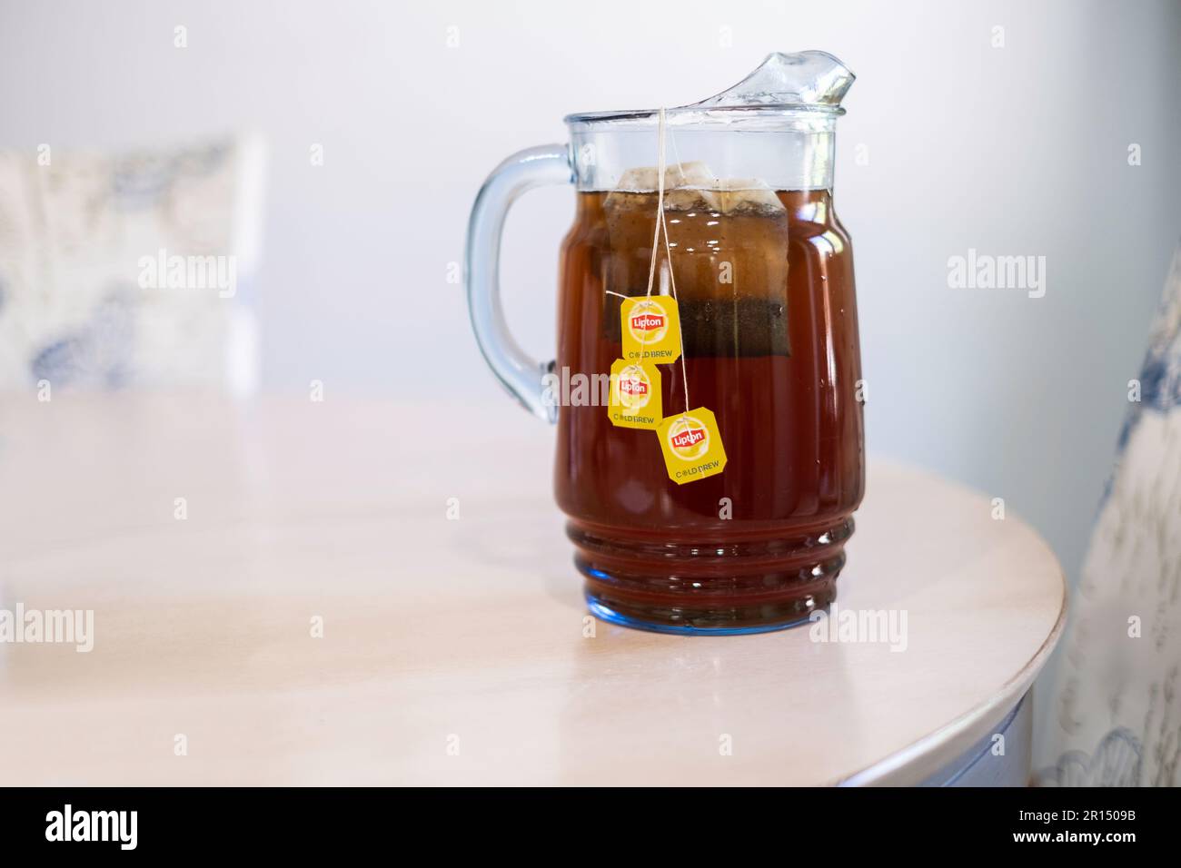 Glaskrug mit Liptons "Cold Brew" Familienteebeutel, die Tee in kalter Wassermelone machen. USA Stockfoto