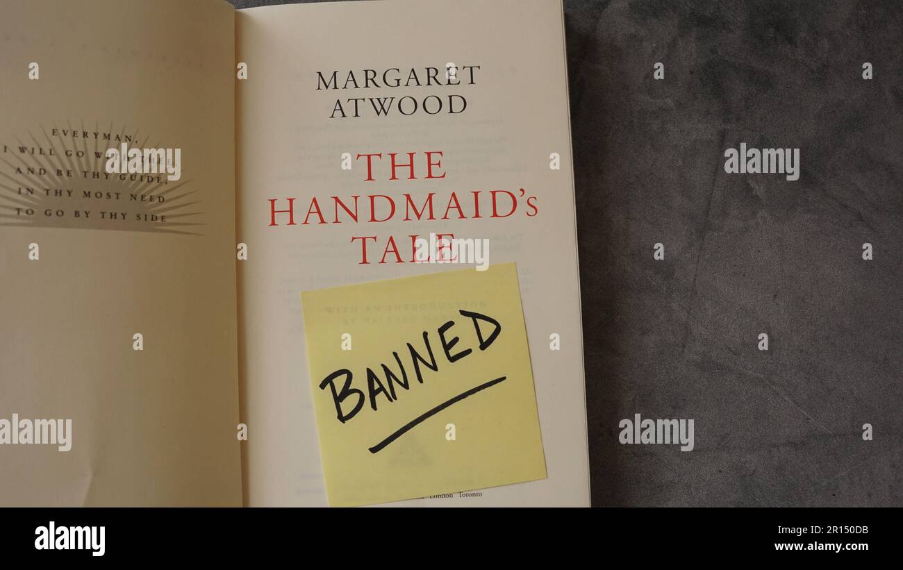 Titelseite in einer Kopie von Margaret Atwood, die Geschichte der Magd, mit einem Zettel mit der Aufschrift „Banned“. Das Buch ist auf vielen Bücherlisten gelandet, die von Schulen verboten sind Stockfoto