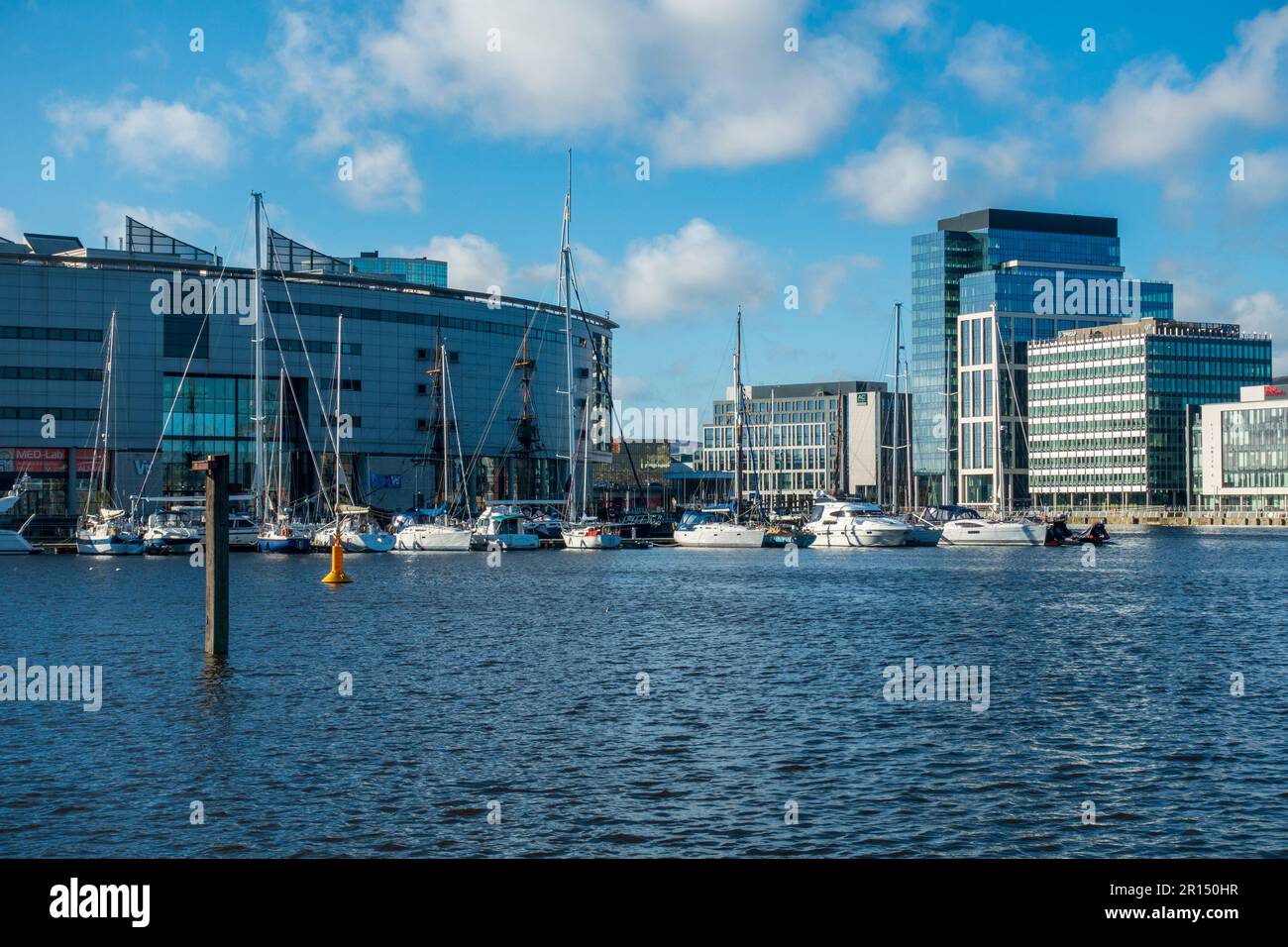 Blick auf Yachten, die in Belfast Harbour Marina im Titanic Quarter, Belfast, Nordirland, Großbritannien, vor Anker liegen Stockfoto