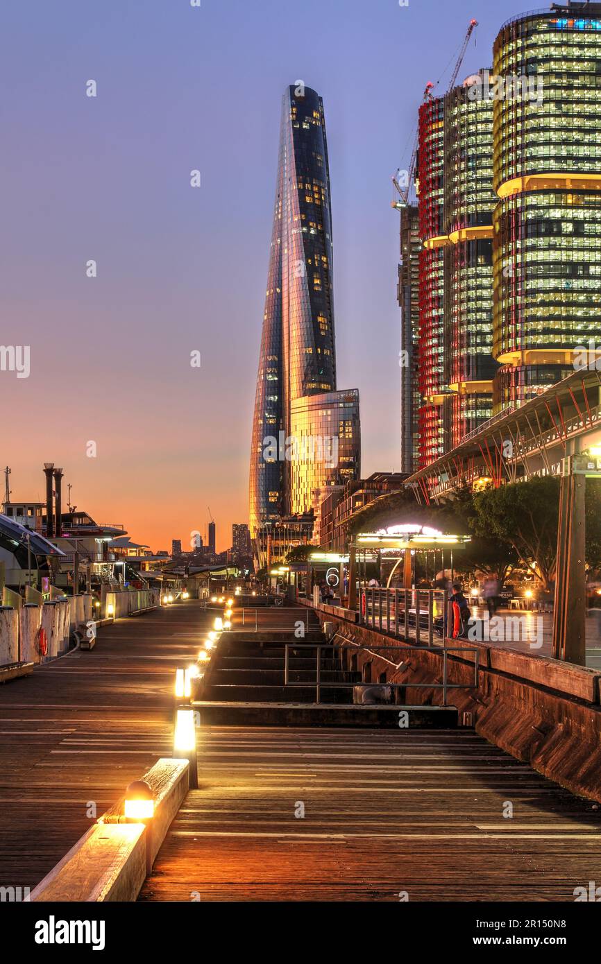 Wunderschöner Sonnenuntergang in Barangaroo, im australischen Bundesstaat Sydney, entlang der King Street Wharf mit dem kürzlich fertiggestellten Skyscrape Crown Sydney (One Barangaroo) Stockfoto