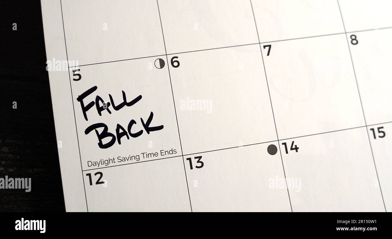 Kalendererinnerung, dass die Uhr am Ende der Sommerzeit am 5. November 2023 um eine Stunde zurückgestellt werden muss Stockfoto