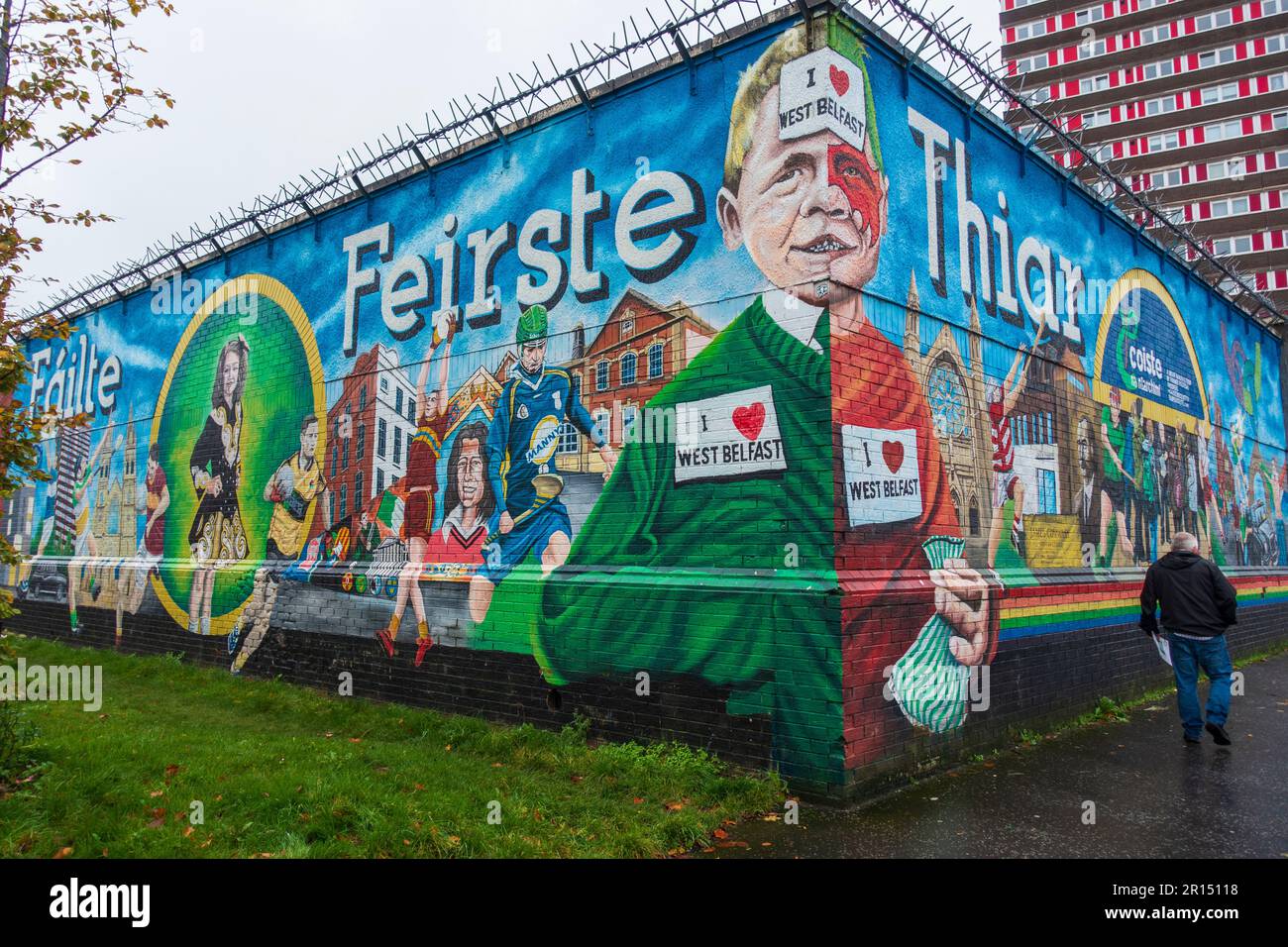 Wandgemälde an der Straßenecke mit Divis Tower im Hintergrund auf der Divis Street (dem unteren Abschnitt der Falls Road) in West Belfast, Nordirland, Großbritannien Stockfoto