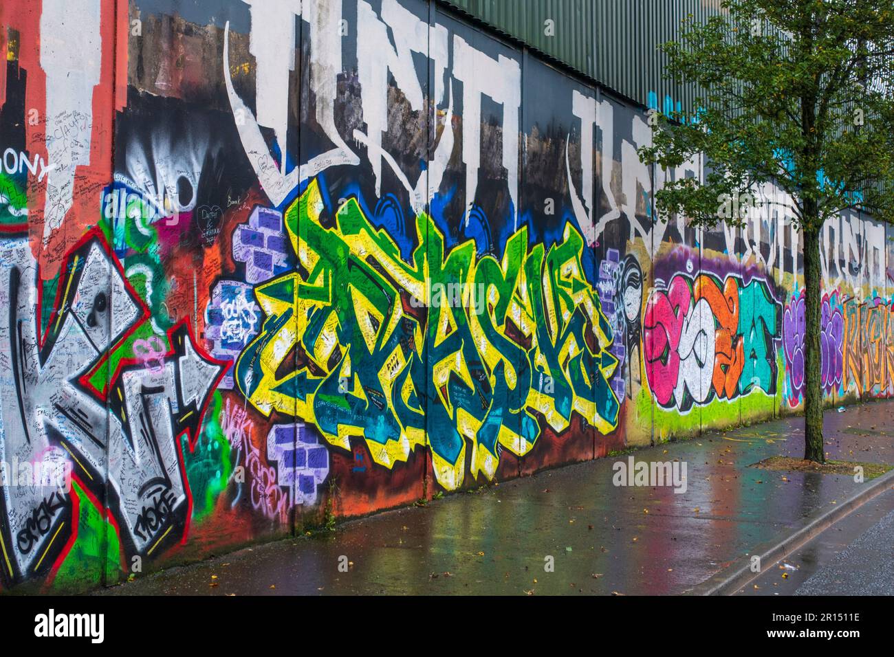 Peace Wall auf dem Cupar Way in West Belfast, Nordirland, Vereinigtes Königreich Stockfoto