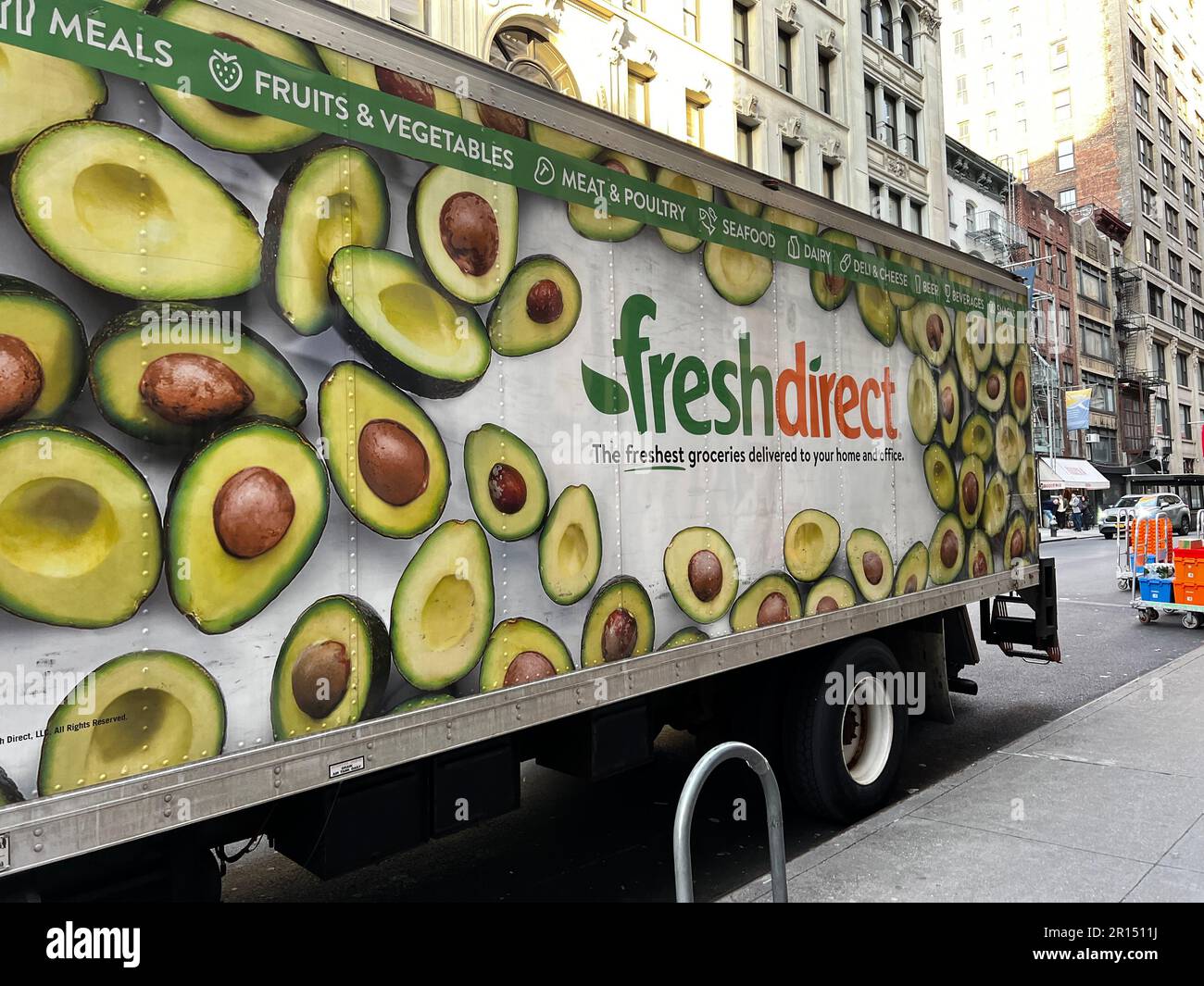 FreshDirect Lieferwagen parkt in einer Manhattan Straße. FreshDirect bietet Lebensmittellieferungen in die drei Bundesstaaten des Großraums New York an. Stockfoto