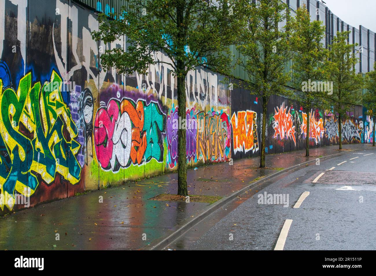 Peace Wall auf dem Cupar Way in West Belfast, Nordirland, Vereinigtes Königreich Stockfoto