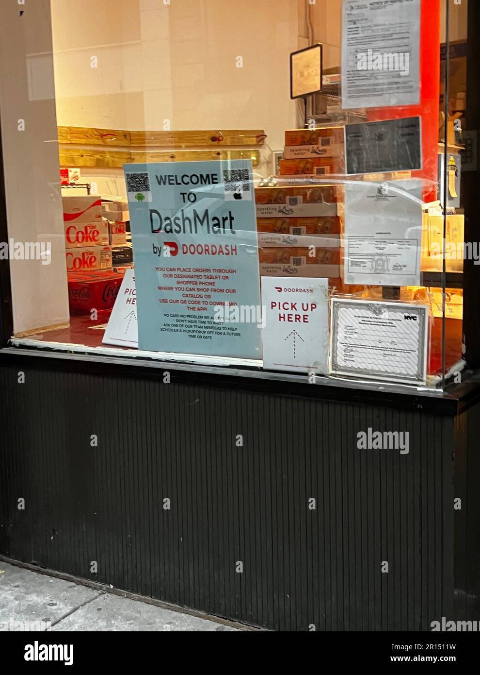 DashMart-Standort in New York City. DashMart ist ein Lebensmittelgeschäft von Doordash, das nur Lieferungen anbietet und 15-minütige Lebensmittellieferungen anbietet. Stockfoto