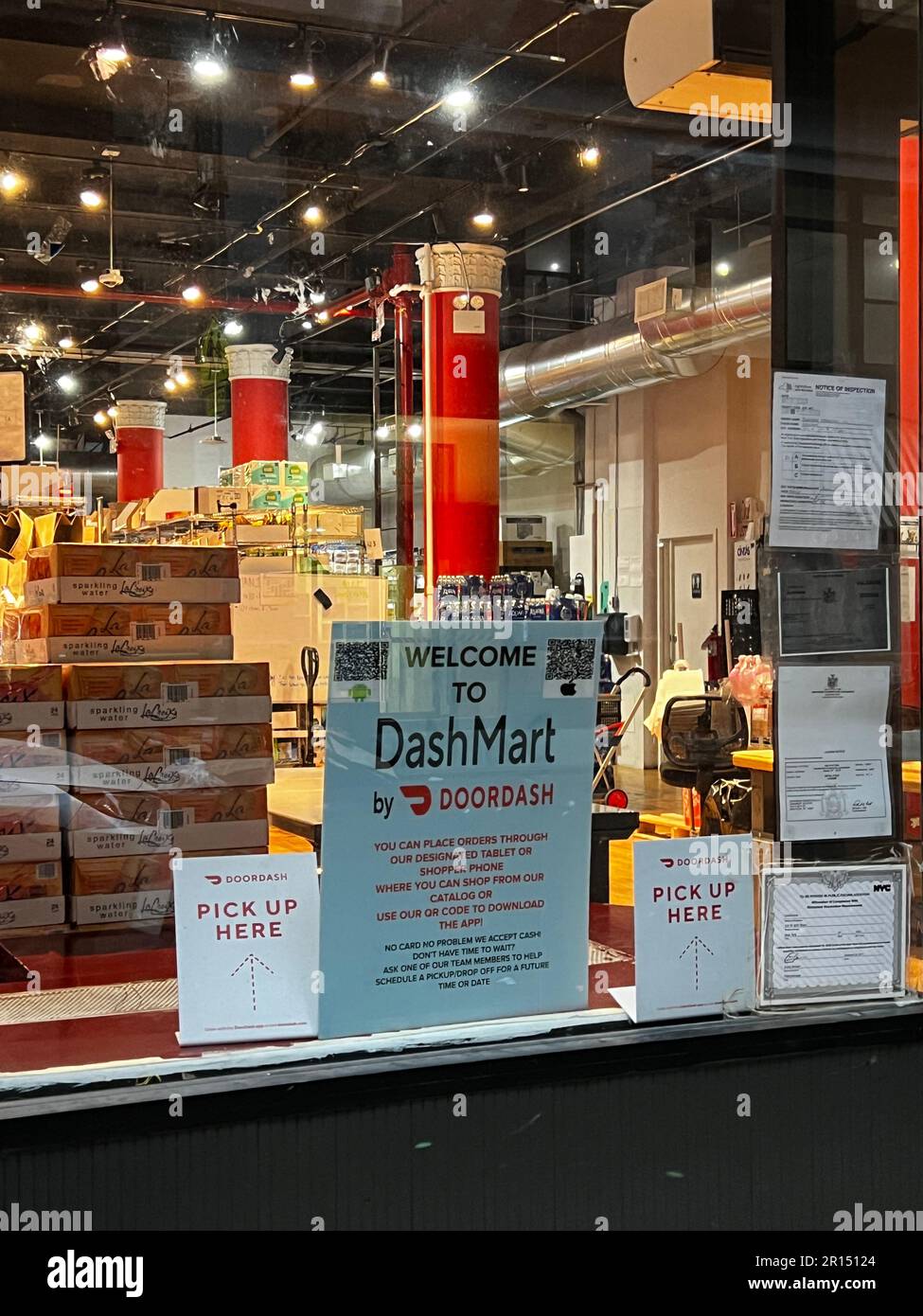 DashMart-Standort in New York City. DashMart ist ein Lebensmittelgeschäft von Doordash, das nur Lieferungen anbietet und 15-minütige Lebensmittellieferungen anbietet. Stockfoto