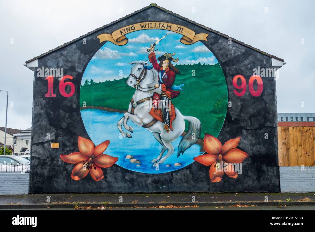 Wandgemälde von Loyalisten an der Seite des Gebäudes, das König William III. Auf dem Shankill Estate in West Belfast, Nordirland, Großbritannien darstellt Stockfoto