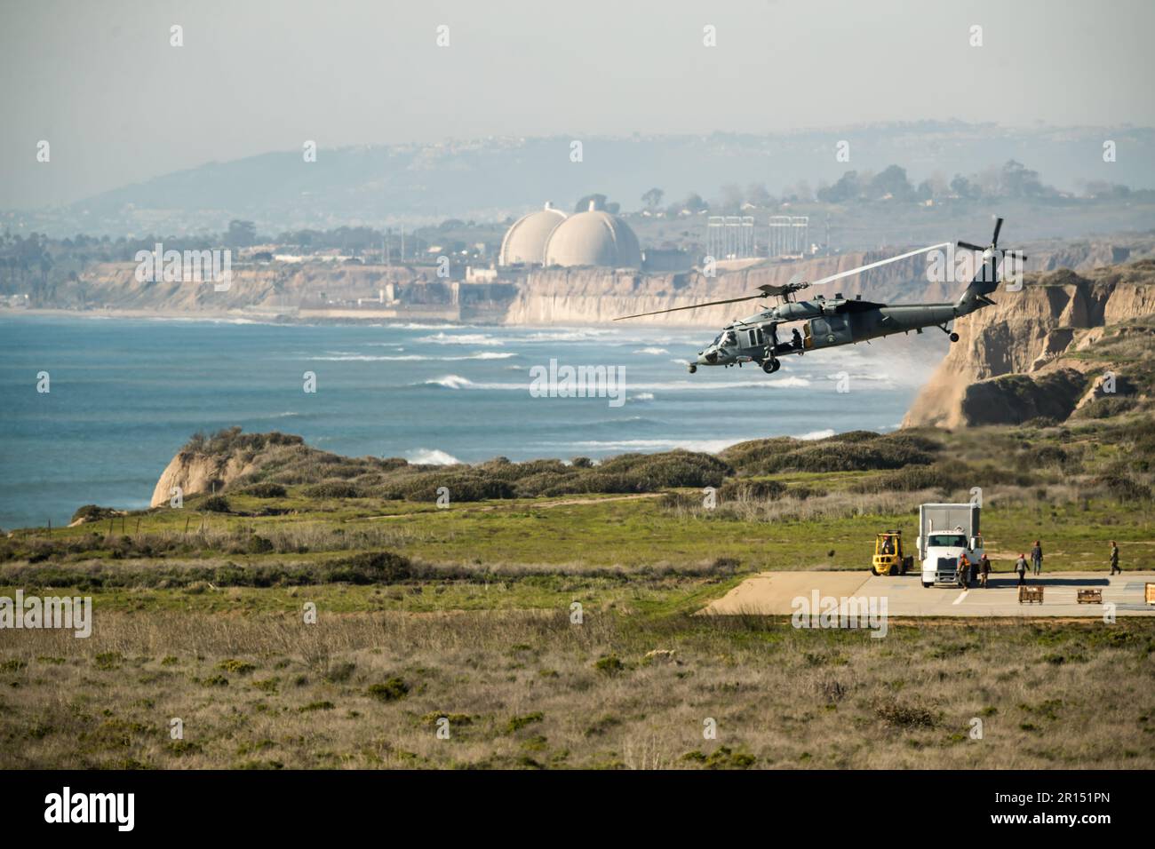 HUBSCHRAUBER der US Navy liefern Fähren von Schiff zu Küste vor der Küste von Kalifornien, USA. Stockfoto