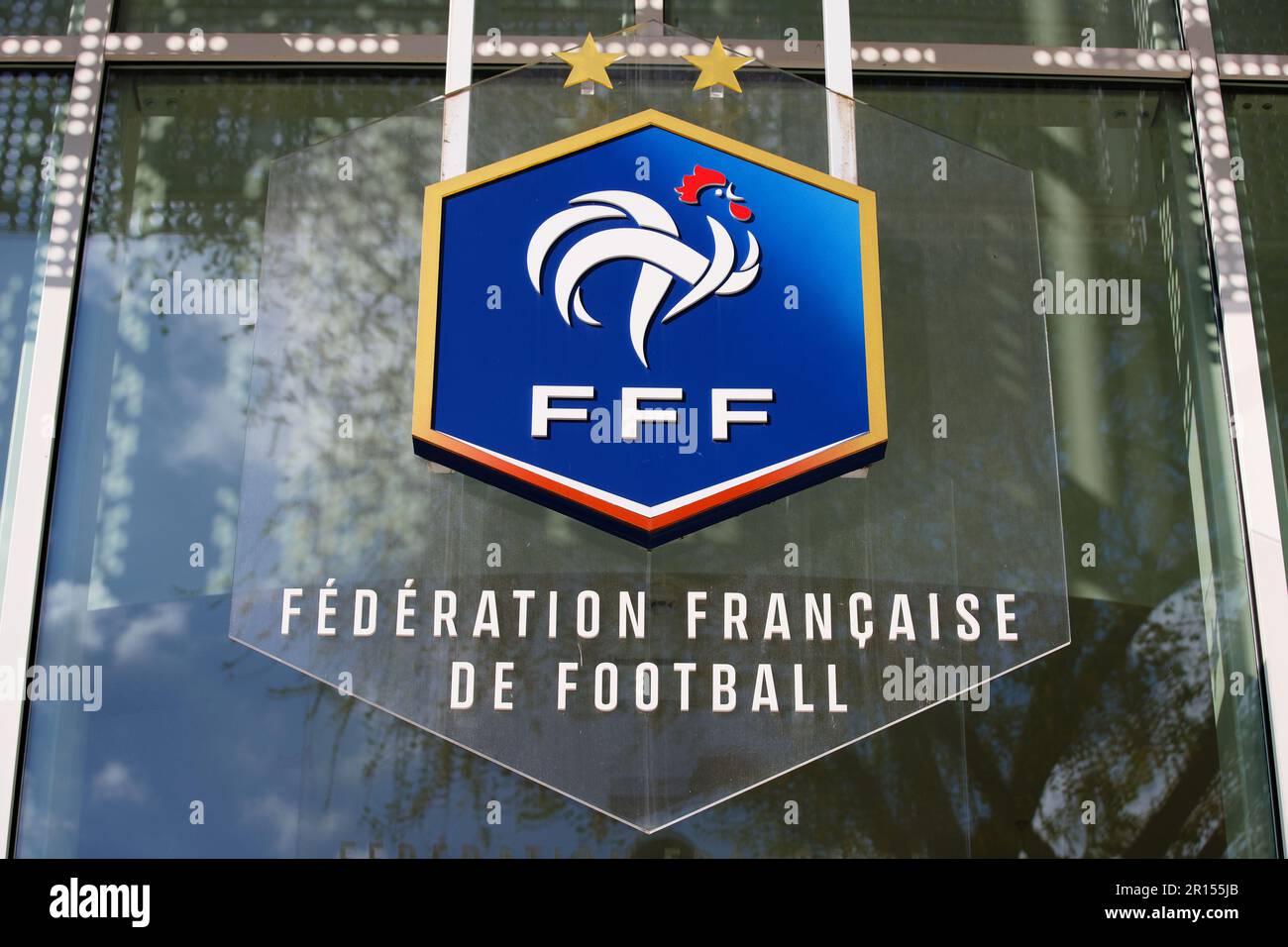 Logo des Büros des französischen Fußballverbands auf dem Boulevard Grenelle im 15. Pariser Bezirk. Stockfoto