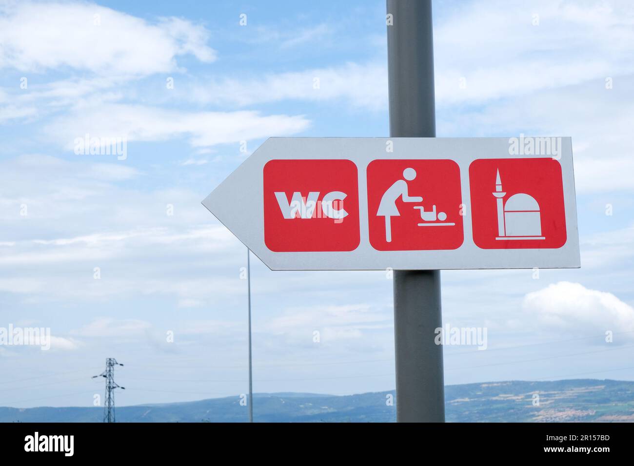 Bad wc Masjid Moschee Windel Wickelmatte Richtung Schild mit Himmelshintergrund. Selektiver Fokusbereich. Stockfoto