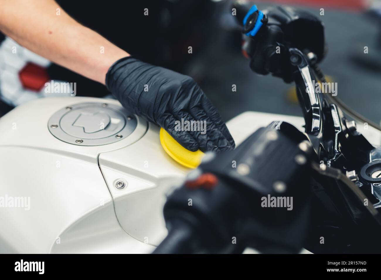 Professionelles Zentrum für Fahrzeugdetails – die Fahrzeuge glänzen und werden gut gepflegt. Hochwertiges Foto Stockfoto