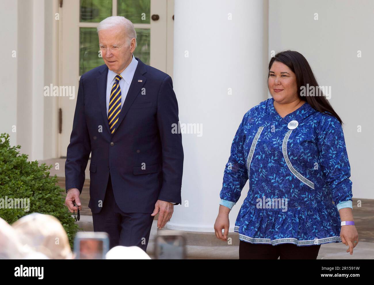 US-Präsident Joe Biden und Alannah Hurley, Executive Director der Vereinigten Stämme von Bristol Bay, treffen vor den Bemerkungen der Presidents ein, in denen die von der Biden-Harris-Administration am Donnerstag, den 11. Mai 2023, im Rosengarten des Weißen Hauses in Washington, DC erlassenen Erhaltungsmaßnahmen gefeiert werden. Kredit: Ron Sachs/CNP Stockfoto