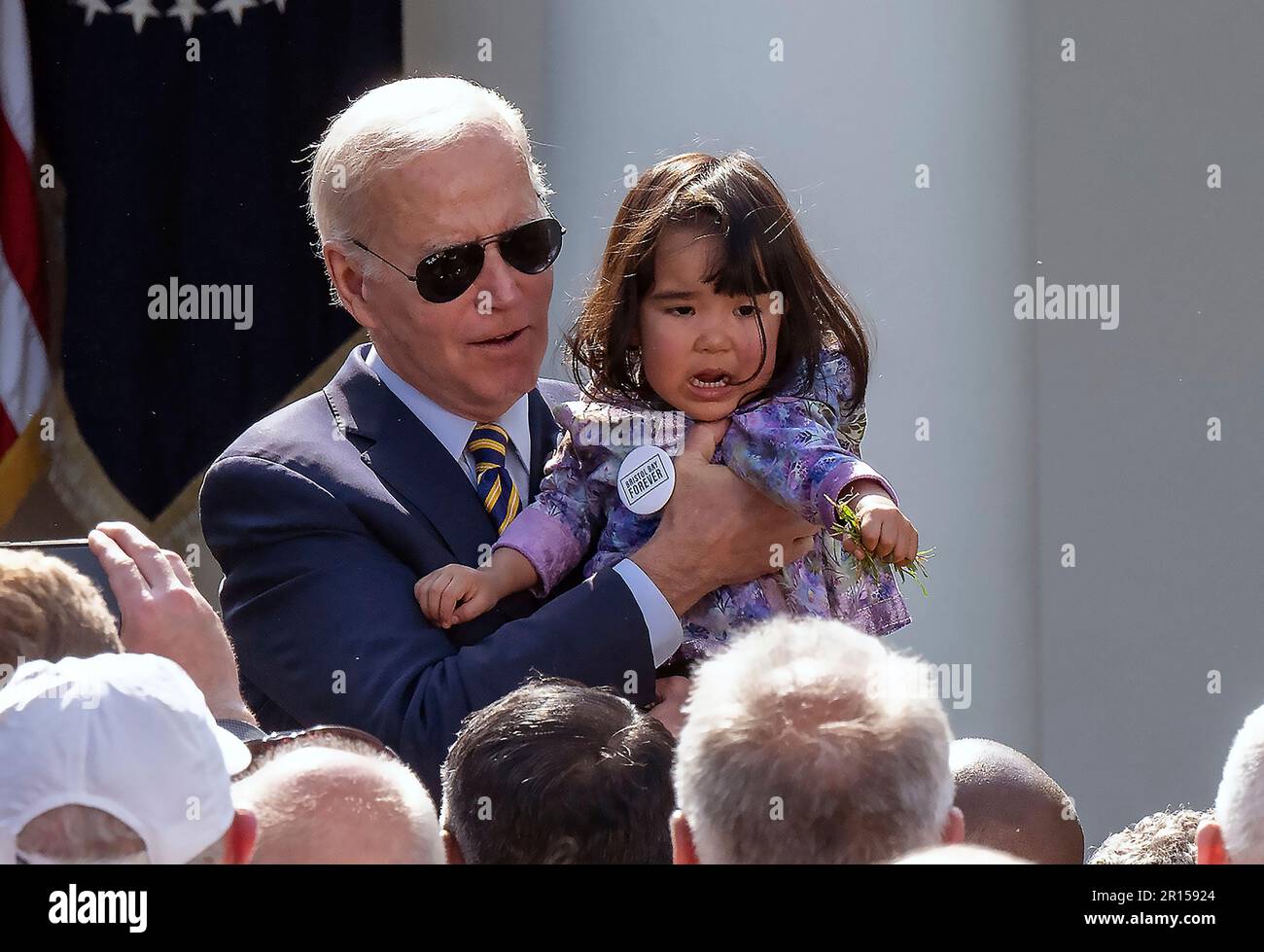 US-Präsident Joe Biden hält ein nicht identifiziertes Kind fest, nachdem er am Donnerstag, den 11. Mai 2023, im Rosengarten des Weißen Hauses in Washington, DC, Erhaltungsmaßnahmen der Biden-Harris-Administration feierte. Kredit: Ron Sachs/CNP Stockfoto