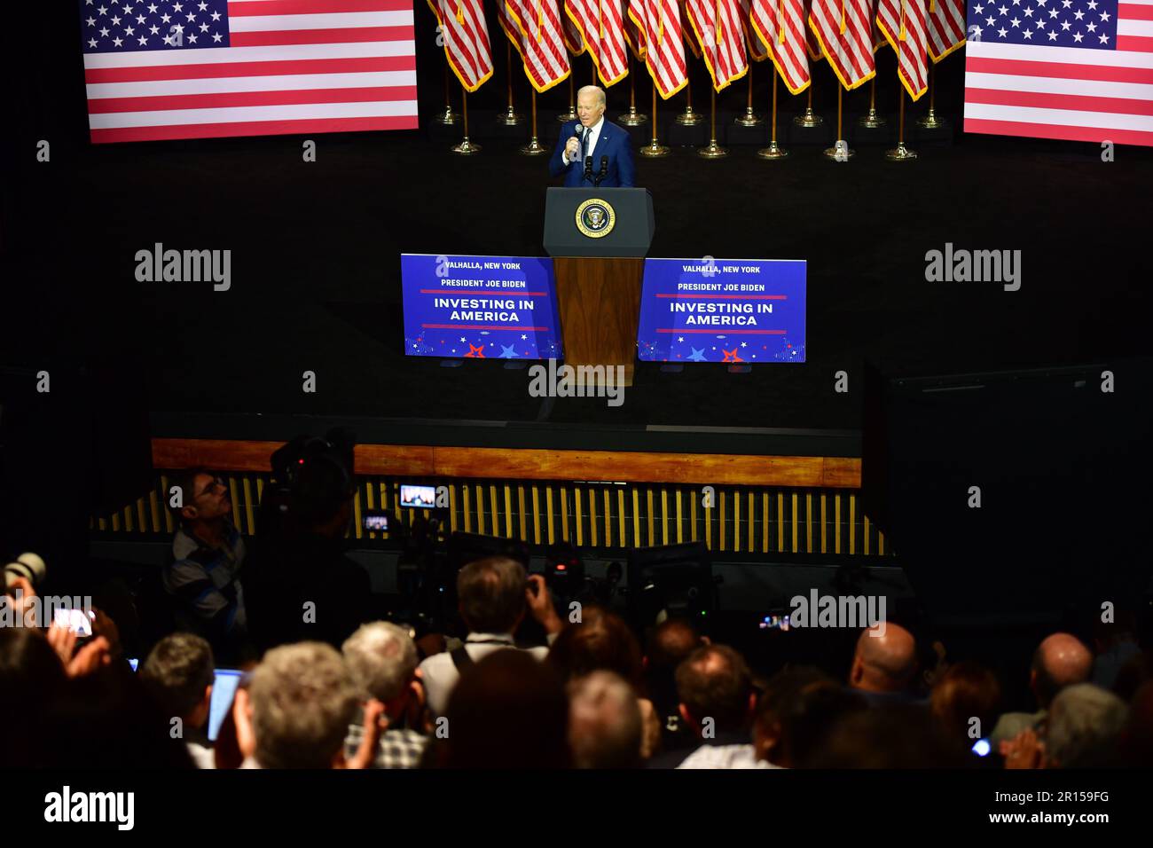(230511) -- WALHALLA (USA), 11. Mai 2023 (Xinhua) -- USA Präsident Joe Biden spricht am 10. Mai 2023 am SUNY Westchester Community College in Valhalla, New York, USA. Biden hat bereits im Juni 1 vor den schrecklichen Folgen eines möglichen Zahlungsausfalls der US-Regierung auf ihre Schuldenverpflichtung gewarnt. Am Mittwoch am SUNY Westchester Community College in New York sagte Biden, dass die US-Wirtschaft in die Rezession stürzen würde, wobei 8 Millionen Amerikaner ihre Arbeitsplätze verlieren würden, und dass ihr internationaler Ruf im Falle eines Schuldenausfalls extrem geschädigt würde. (Foto: Mykyta Sta Stockfoto