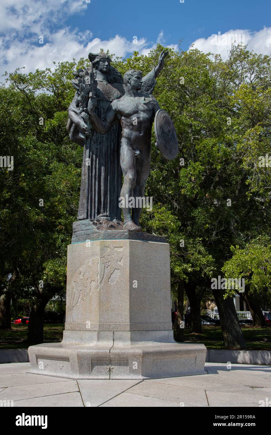 Die Statue der konföderierten Verteidiger von Charleston. Das Denkmal ehrt konföderierte Soldaten aus Charleston, vor allem diejenigen, die in Fort Sumter gedient haben. Stockfoto