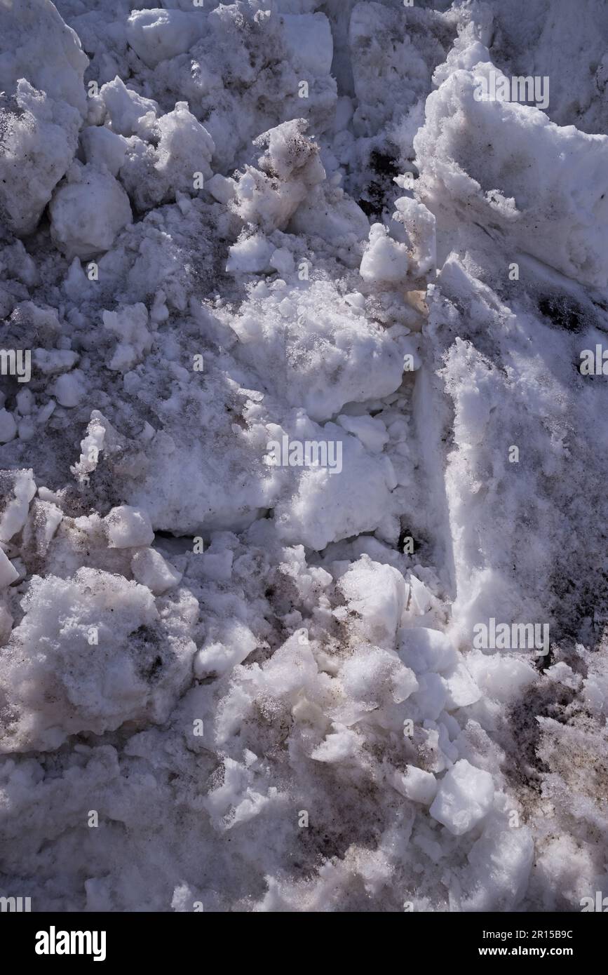 Schmutziger Schnee am Straßenrand Stockfoto