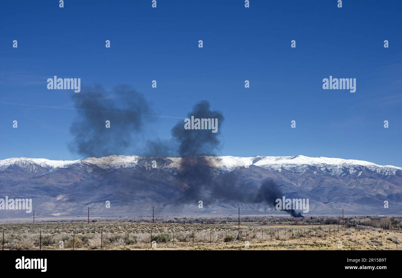 Ein entferntes Lauffeuer kurz nachdem es in der Nähe von Bishop California im Owens Valley ausbrach Stockfoto