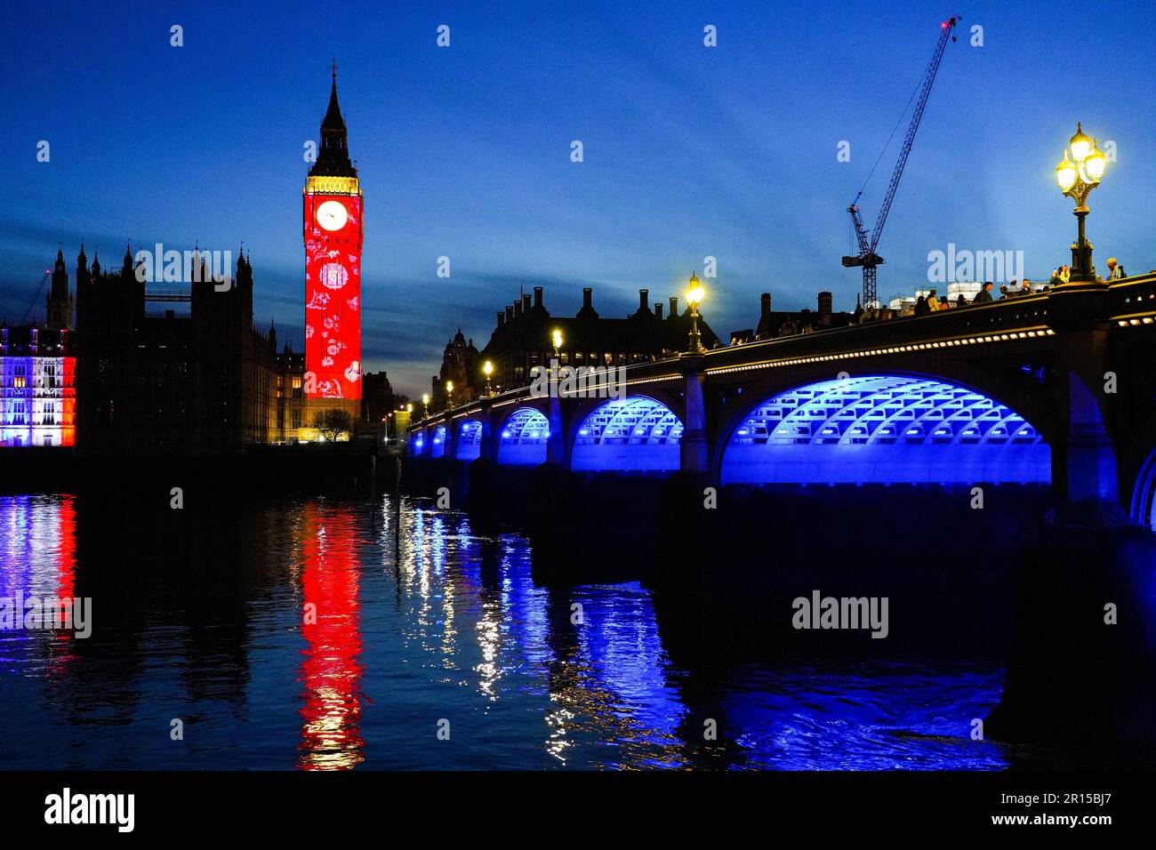Projektionen über Big Ben in London zur Krönung von König Karl III. - Lichtershow auf dem Elizabeth Tower und den Houses of Parliament in Westm Stockfoto