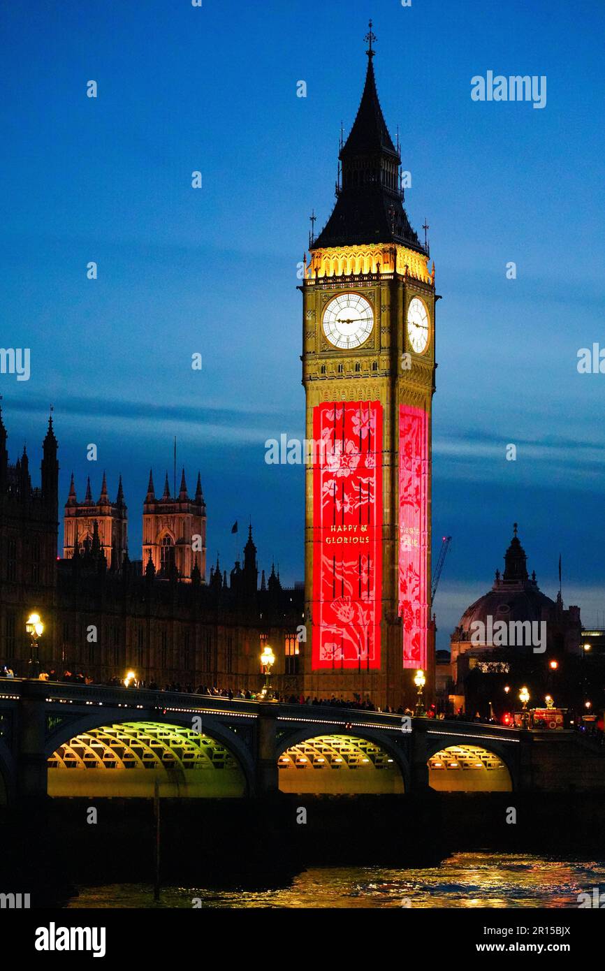 Projektionen über Big Ben in London zur Krönung von König Karl III. - Lichtershow auf dem Elizabeth Tower und den Houses of Parliament in Westm Stockfoto