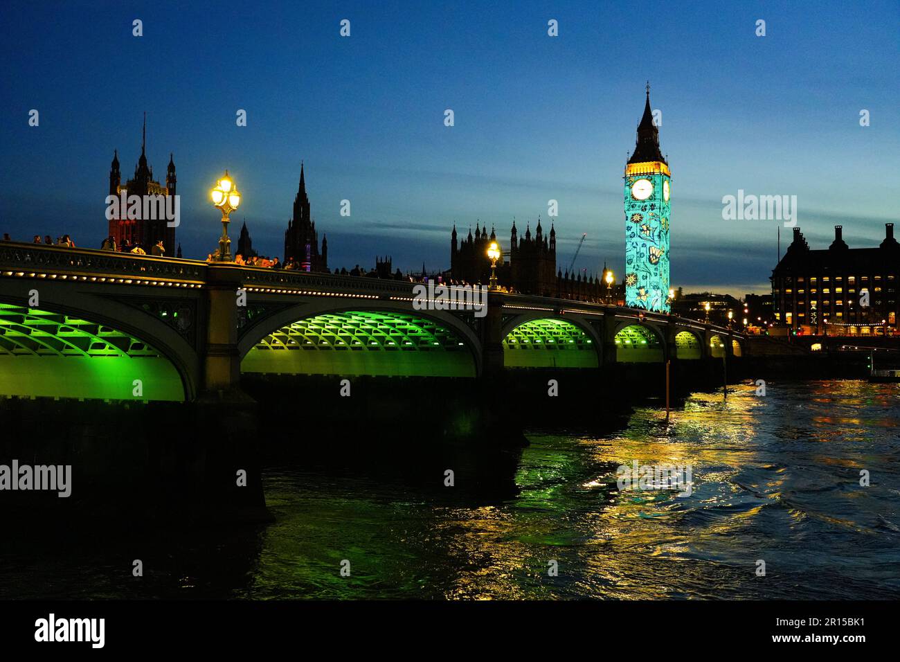Projektionen über Big Ben in London zur Krönung von König Karl III. - Lichtershow auf dem Elizabeth Tower und den Houses of Parliament in Westm Stockfoto