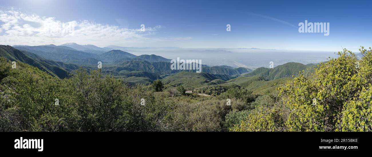 Das Panorama der Red Rock Wall am Rande des World Highway in den San Bernadino Mountains bietet einen Blick auf das trübe San Bernardino im Süden von C Stockfoto