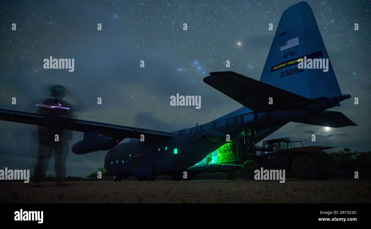Fracht wird von einer C-130H entladen, die der 75. Expeditions-Airlift-Geschwader in Kismayo, Somalia, am 21. April 2023 zugeteilt wurde. Der 75. EAS unterstützt die gemeinsame Task Force Horn von Afrika (CJTF-HOA) mit medizinischen Evakuierungen, Katastrophenhilfe, humanitären Operationen und Flugplaneinsätzen. (USA Air Force Foto von Staff Sgt. Aaron Irvin) Stockfoto