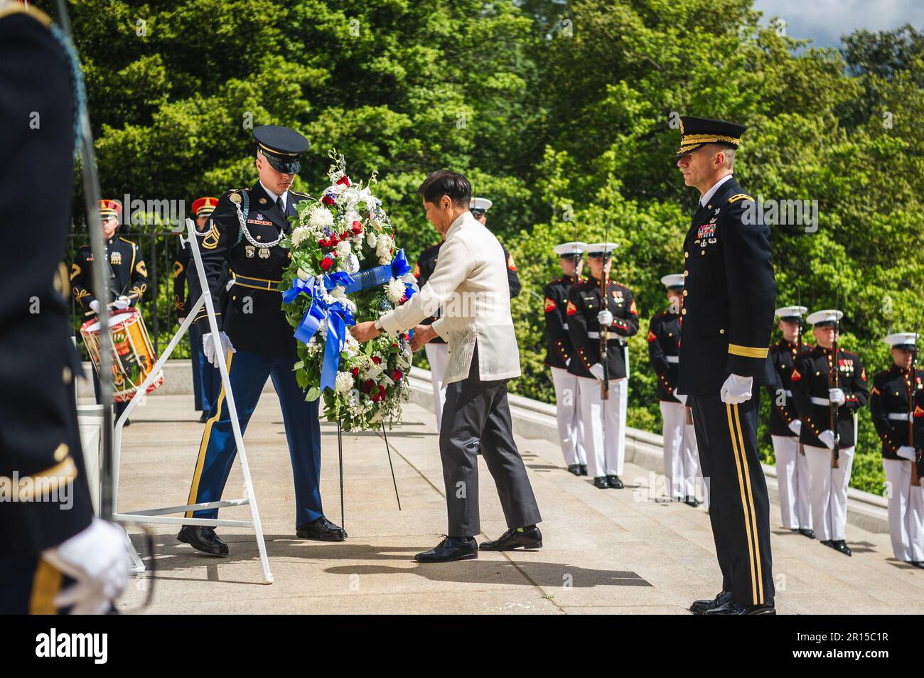 USA Generalmajor Allan M. Pepin, Befehlshaber des Joint Force Headquarters-National Capital Region und der USA Army Military District of Washington, informiert den Präsidenten der Philippinen, Ferdinand R. Marcos, Jr., während einer Kranzlegen-Zeremonie am Grab des unbekannten Soldaten am Arlington National Cemetary in Arlington, Virginia, am 4. Mai 2023. (USA Armeefoto von Herrn Henry Villarama) Stockfoto