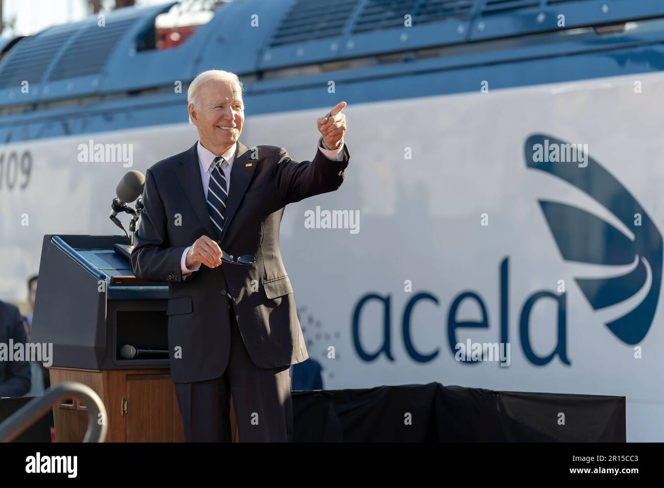 Präsident Joe Biden gibt am Montag, den 30. Januar 2023, im Amtrak-Wartungsgebäude der Falls Road in Baltimore eine Stellungnahme zur Finanzierung des zweiseitigen Infrastrukturgesetzes ab, das den Baltimore- und Potomac-Tunnel ersetzen wird. (Offizielles Foto des Weißen Hauses von Adam Schultz) Stockfoto