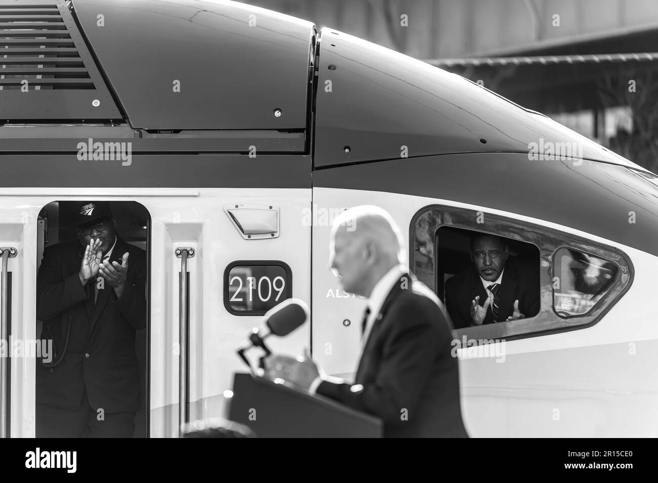 Präsident Joe Biden gibt am Montag, den 30. Januar 2023, im Amtrak-Wartungsgebäude der Falls Road in Baltimore eine Stellungnahme zur Finanzierung des zweiseitigen Infrastrukturgesetzes ab, das den Baltimore- und Potomac-Tunnel ersetzen wird. (Offizielles Foto des Weißen Hauses von Adam Schultz) Stockfoto