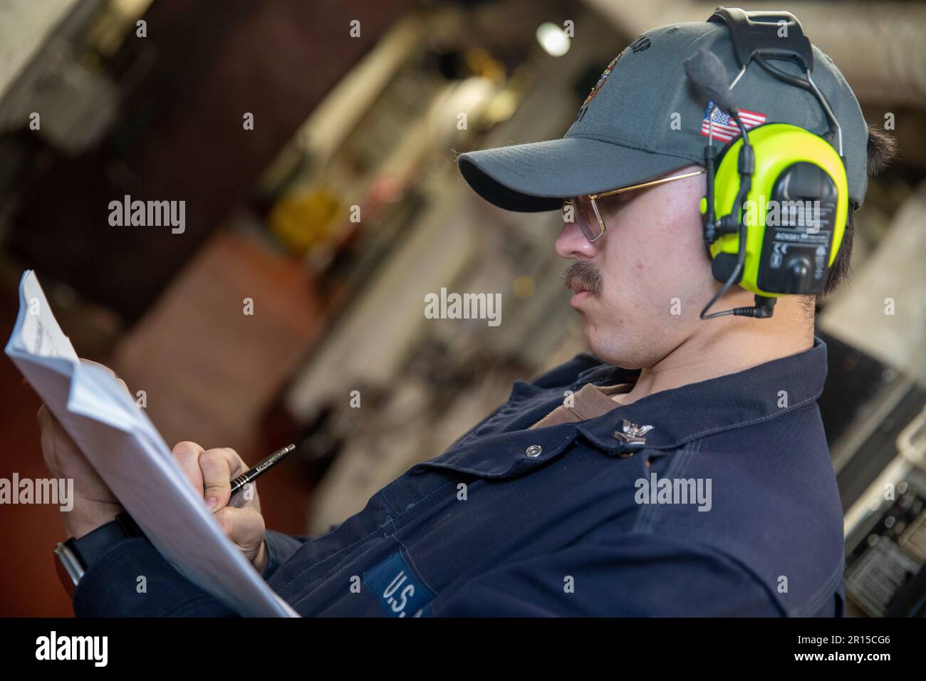 ATLANTIK (2. Mai 2023) Machinist's Mate 2. Klasse Franco Ferrer überprüft ein Bewertungsblatt vor einer Übung des technischen Trainingsteams im vorderen Maschinenraum an Bord des Amphibienschiffs USS Wasp (LHD 1), 2. Mai 2023. Wasp führt derzeit grundlegende Inspektionen und Bewertungen durch. (USA Marinefoto von Mass Communication Specialist 2. Class Jonathan M. Wideman) Stockfoto