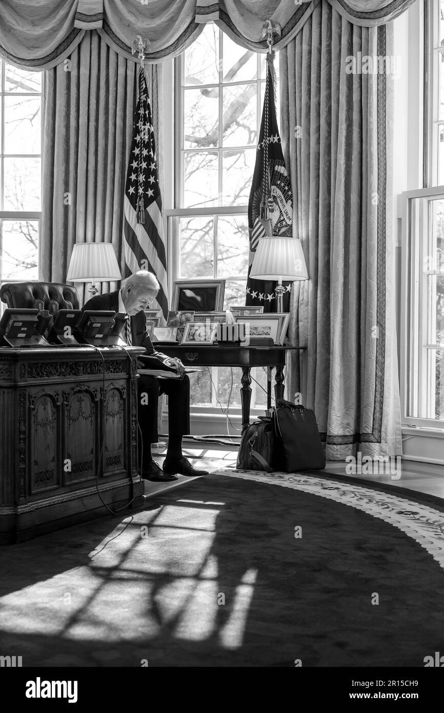 Präsident Joe Biden spricht über seine Ausführungen, die er während seiner Reise nach Philadelphia am Freitag, den 3. Februar 2023, im Oval Office des Weißen Hauses halten wird. (Offizielles Foto des Weißen Hauses von Adam Schultz) Stockfoto